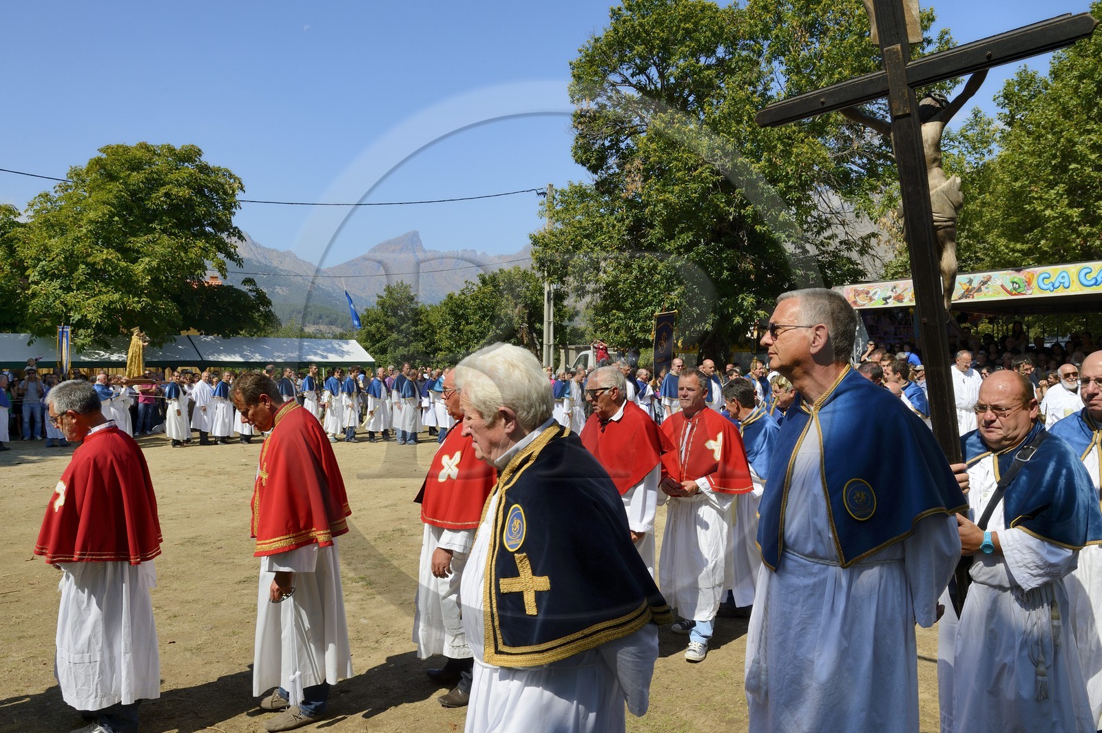 France, Haute-Corse (2B), région du Niolu (Niolo), Casamaccioli, fête de la Santa du Niolu où l'on célèbre la Nativité de la Vierge, procession des membre des confréries religieuses, la granitula où les confrères forment une spirale qui se noue puis se dénoue en un mouvement complexe