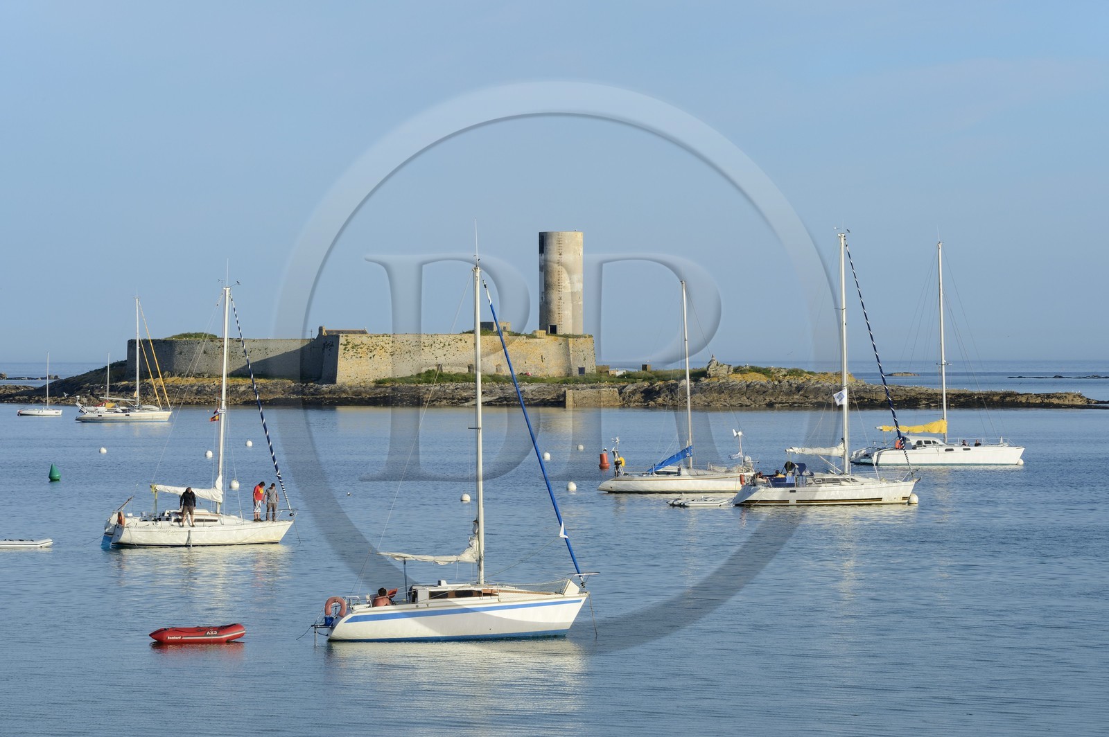 France, Finistère (29), La Foret Fouesnant, archipel des Glénan, Ile Saint-Nicolas, bateaux au mouillage et le Fort Cigogne sur l'Ile Cigogne en arrière plan