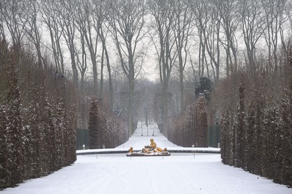 France, Yvelines (78), parc du château de Versailles sous la neige, classé Patrimoine Mondial de l'UNESCO, bassin de Cérès aussi appellé du Printemps oeuvre de Tuby en hiver
