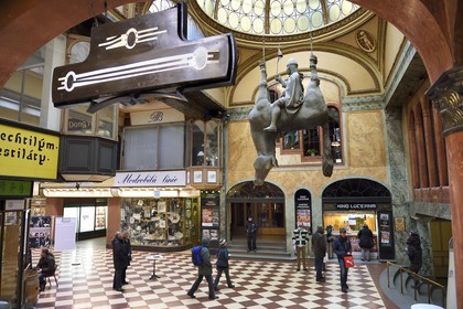 République Tchèque, Prague, centre historique classé Patrimoine Mondial de l'UNESCO, nouvelle ville (Nove mesto), galerie marchande du palais Lucerna, statue de Saint Venceslas du sculpteur David Cerny