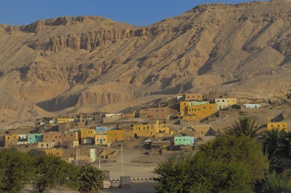 Egypte, Haute Egypte, vallée du Nil, environs de Louxor, Thèbes Ouest, nécropole thébaine, vieux village de Gournah au pied des Tombes des Nobles (vue aérienne)