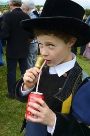 France, Finistère (29), Locronan, procession de la petie Troménie, petite pause à la chapelle ti ar sonj au sommet de la montagne Saint-Ronan