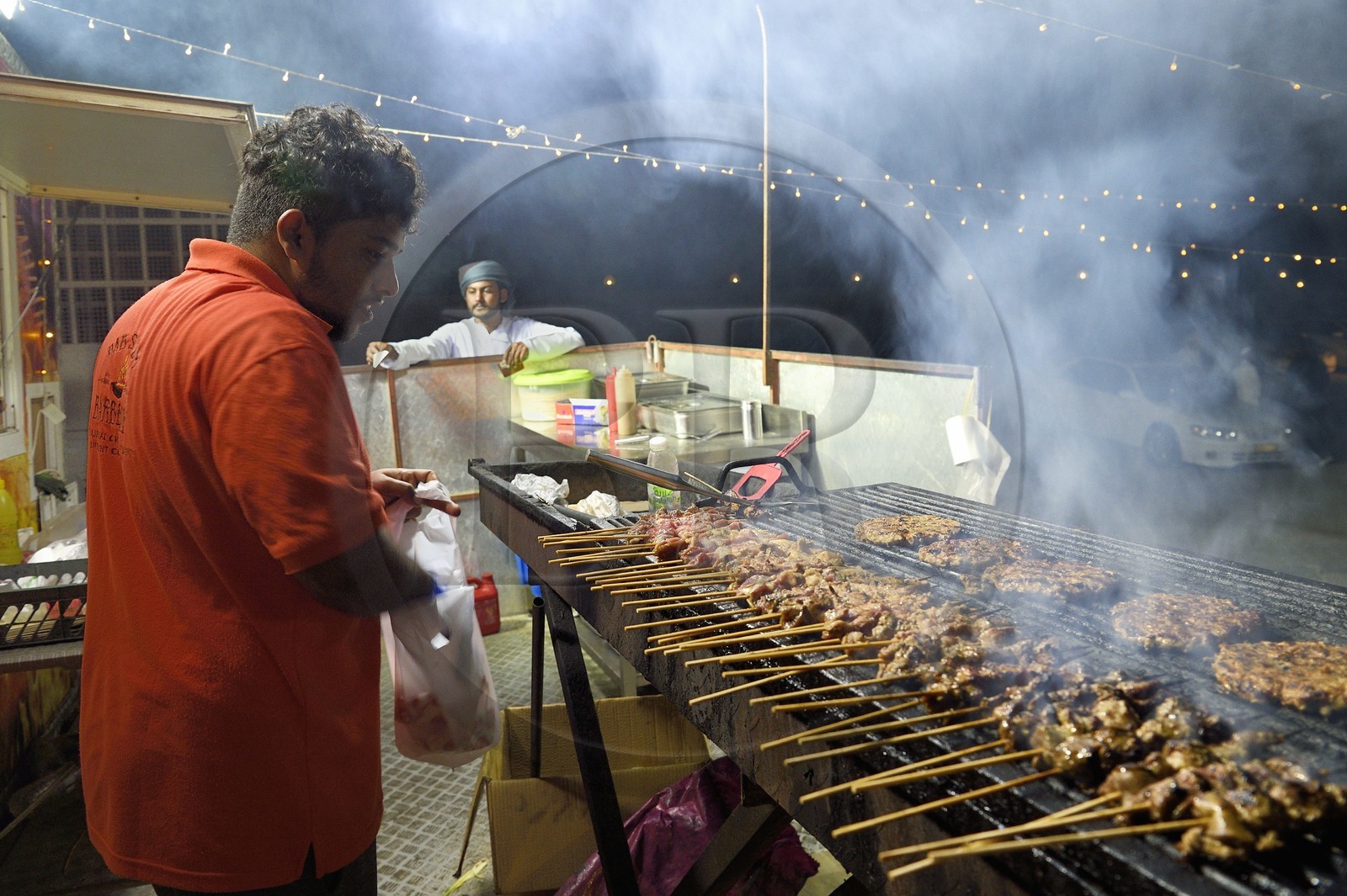Sultanat d'Oman, Mascate, stands de grillades mishkak en plein air d’Azaibah Beach