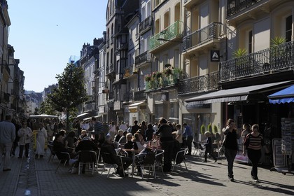 France, Seine-Maritime (76), Dieppe, terrasse de café dans la Grande Rue
