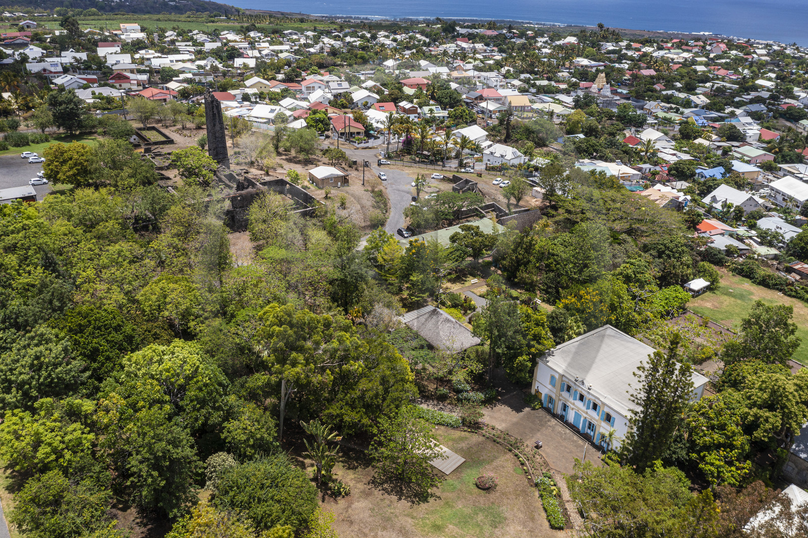 France, Ile de la Reunion, Saint-Gilles-les-Hauts, Musée de Villèle dans le domaine Panon-Desbassyns, ancienne propriété coloniale au cœur d'une grande plantation de canne à sucre qui faisait travailler un peu plus de 400 esclaves, la maison de maitre et les ruines de l'usine à sucre(vue aérienne)