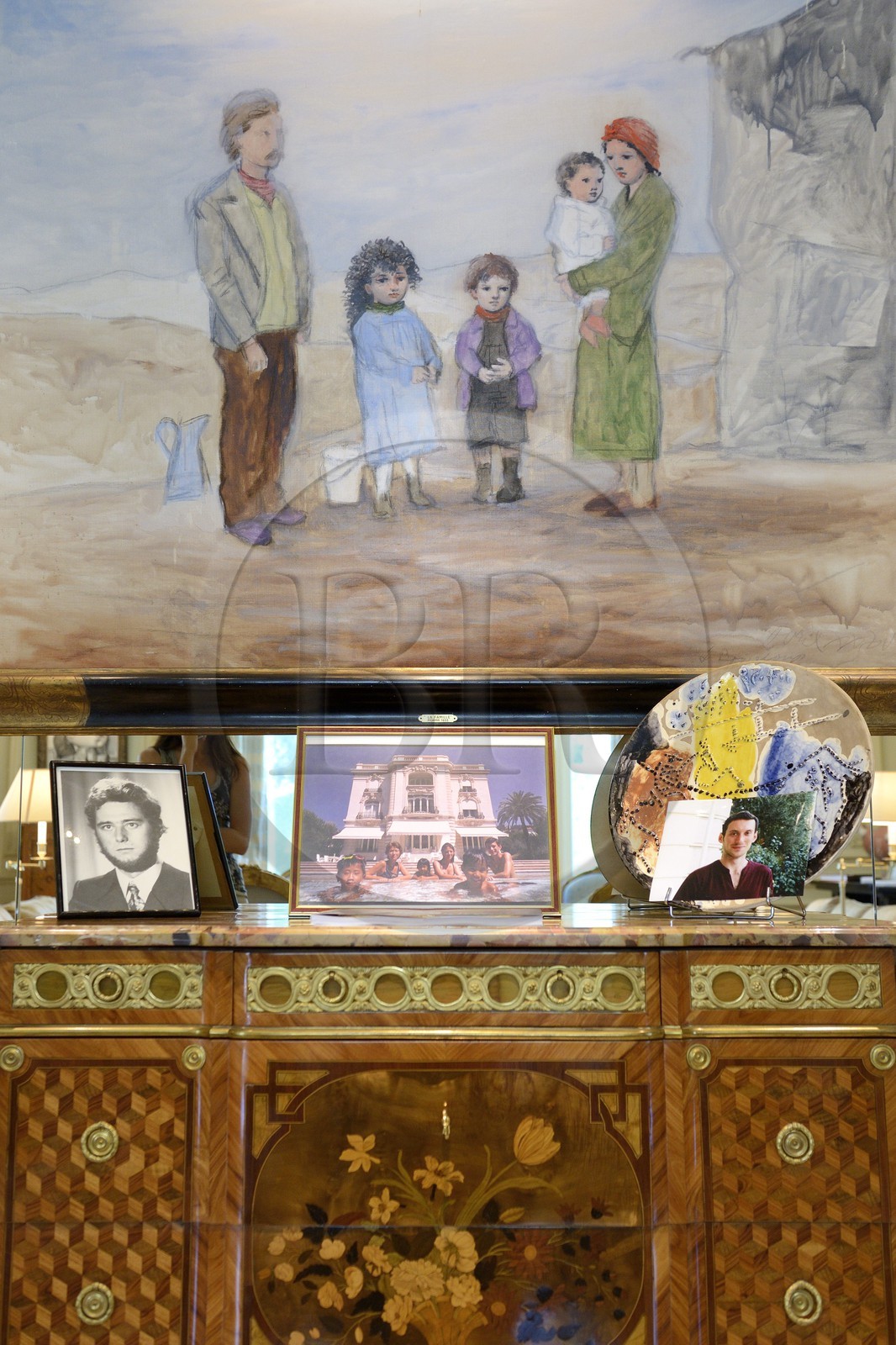 France, Alpes-Maritimes (06), Cannes, la villa La Californie où vécu Pablo Picasso, aujourd'hui renommé le Pavillon de Flore par Marina Picasso, le salon, tableau de Pablo Picasso intitulé La Famille et en dessous les photos de la famille de Marina Picasso