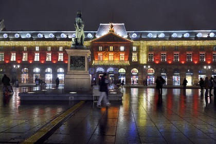 France, Bas-Rhin (67), Strasbourg, place Kléber, la statue du Général Kléber et l'Aubette