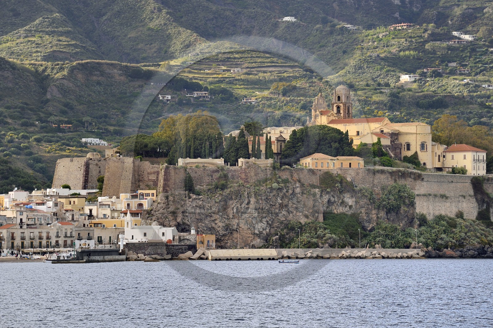 Italie, Sicile, iles Eoliennes, classées Patrimoine Mondial de l'UNESCO, Ile de Lipari, Lipari, la citadelle dominant le port de pêche de Marina Corta à gauche