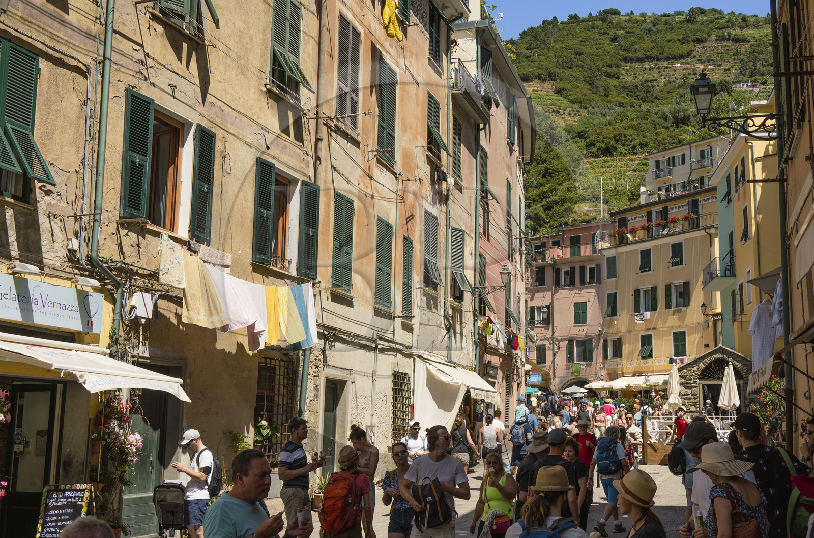 Italie, Ligurie, Cinque Terre, parc national des Cinque Terre classé Patrimoine Mondial de l'UNESCO, village de Vernazza, heure d'affluence dans la rue principale