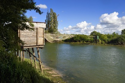 France, Charente-Maritime (17), Saintonge, Saint-Savinien, labellisé Villages de pierres et d'eau, carrelets au bord de la Charente