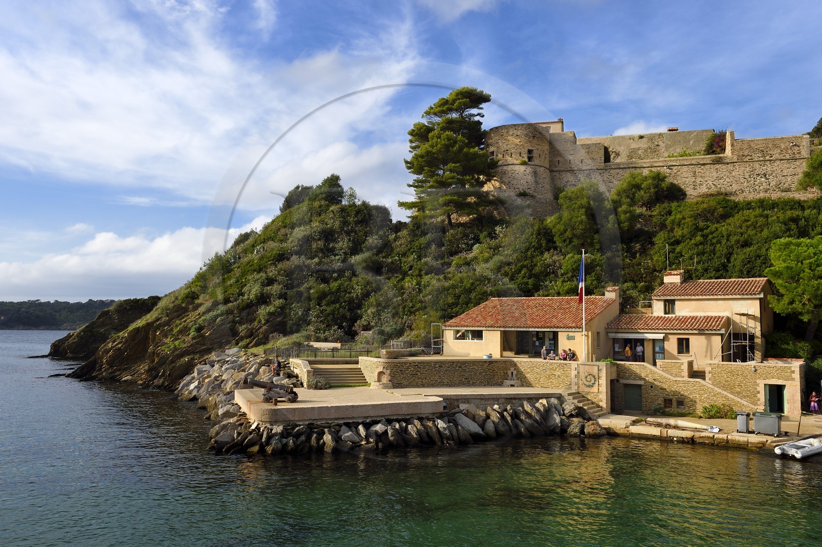 France, Var (83), Iles d'Hyères, parc national de Port Cros, Ile de Port-Cros, le Fort du Moulin surplombe le village de Port Cros