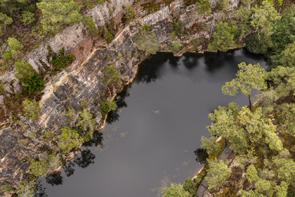 France, Côtes d'Armor (22), Erquy, les Lacs Bleus, vestiges d'anciennes carrières de grès rose, sur le chemin de Grande Randonnée GR 34 ou sentier des douaniers (vue aérienne)