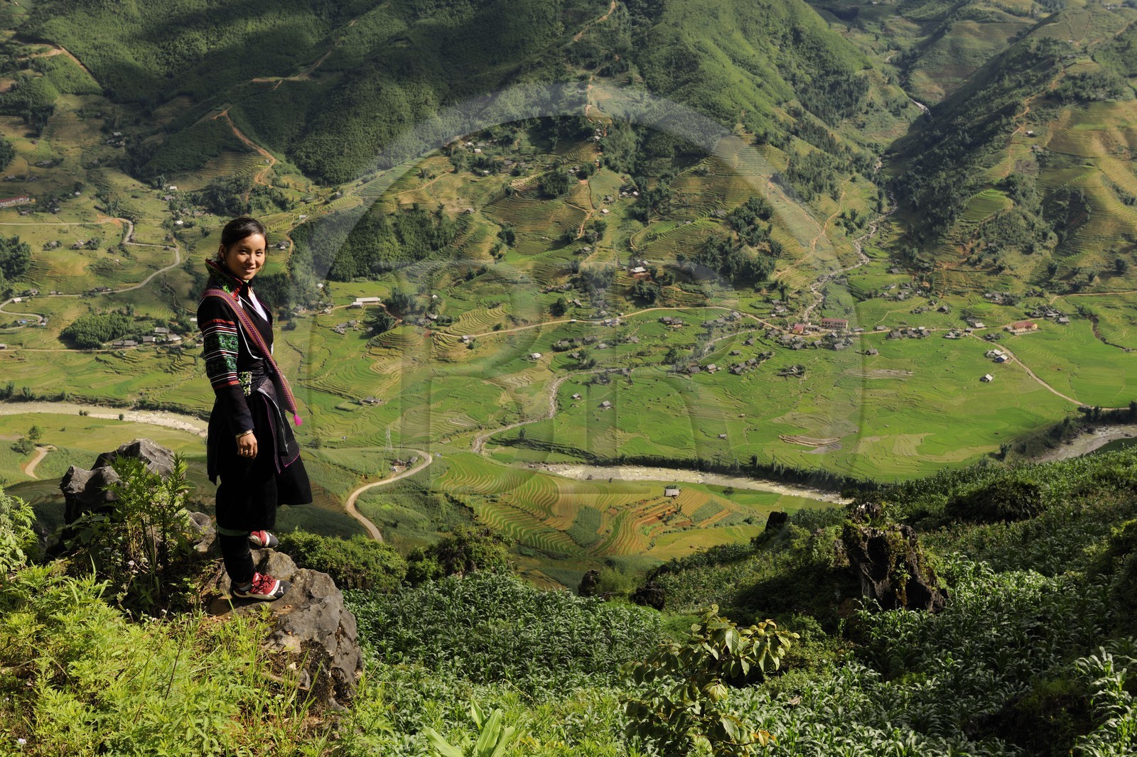 Vietnam, province de Lao Cai, région de Sapa, jeune femme de la minorité Hmong Noir surplombant sa vallée de Hau Thao