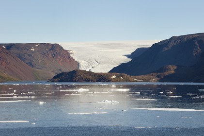 Groenland, cote Nord-Ouest, Smith sound au nord de la baie de Baffin, Inglefield Land, site de Etah dans le Foulke fjord, campement inuit aujourd'hui abandonné qui servit de base à plusieurs expéditions polaires, glacier Brother John et la calotte glaciaire en arrière plan