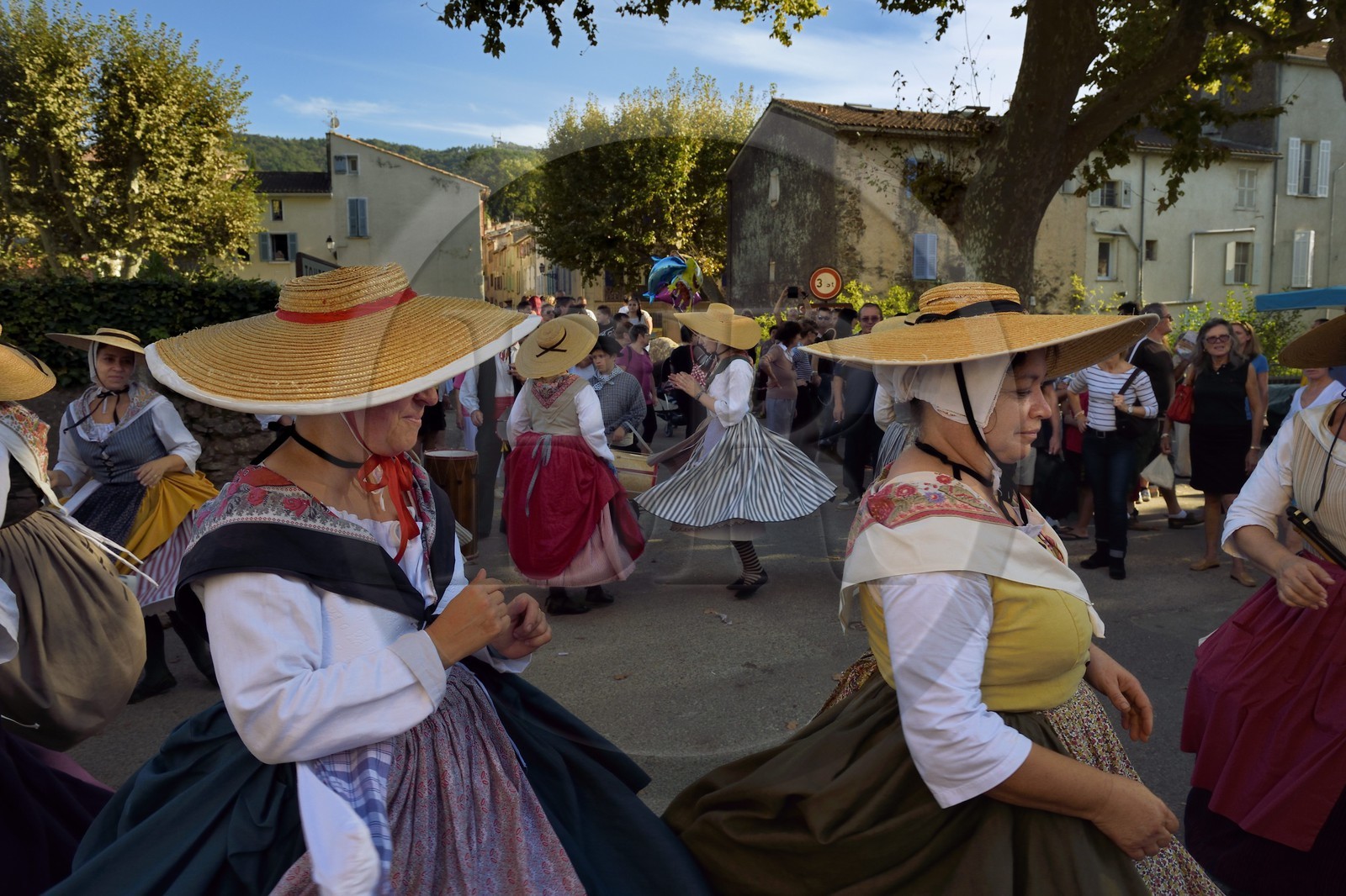 France, Var (83), Massif des Maures, Collobrières, groupe de danseurs et musiciens traditionnels provencaux à la fêtes de la châtaigne