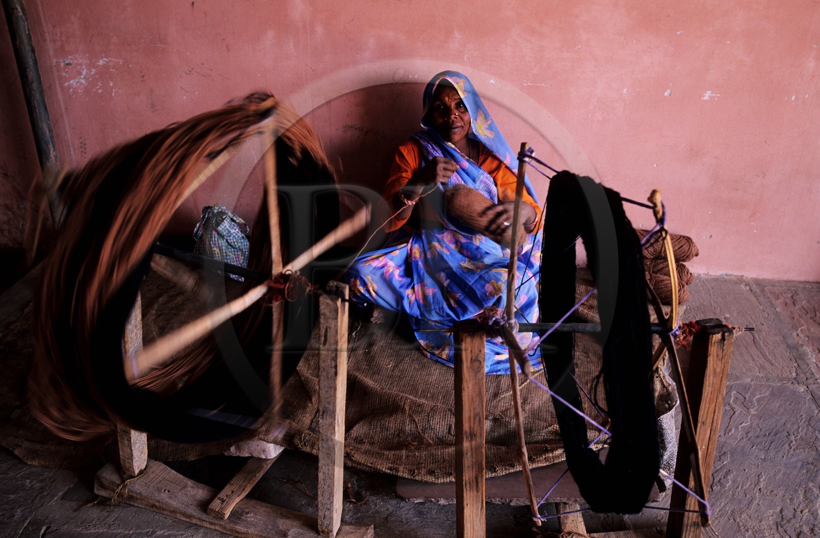 India, Rajasthan State, Jaipur, making of a carpet, wool spinning