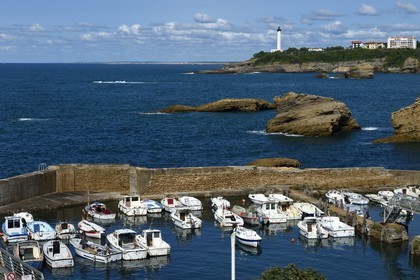 France, Pyrénées-Atlantiques (64), Pays-Basque, Biarritz, le Port des Pecheurs, le phare en arrière plan