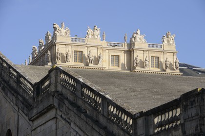 France, Yvelines (78), château de Versailles, classé Patrimoine Mondial de l'UNESCO, le grand escalier de l'Orangerie menant à l'aile du Midi
