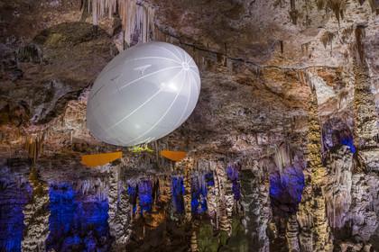 France, Gard (30), Méjannes-le-Clap, grotte de La Salamandre, découverte de la grotte en Aéroplume®, un ballon dirigeable individuel gonflé à l'hélium qui permet de s'envoler en battant des ailes
