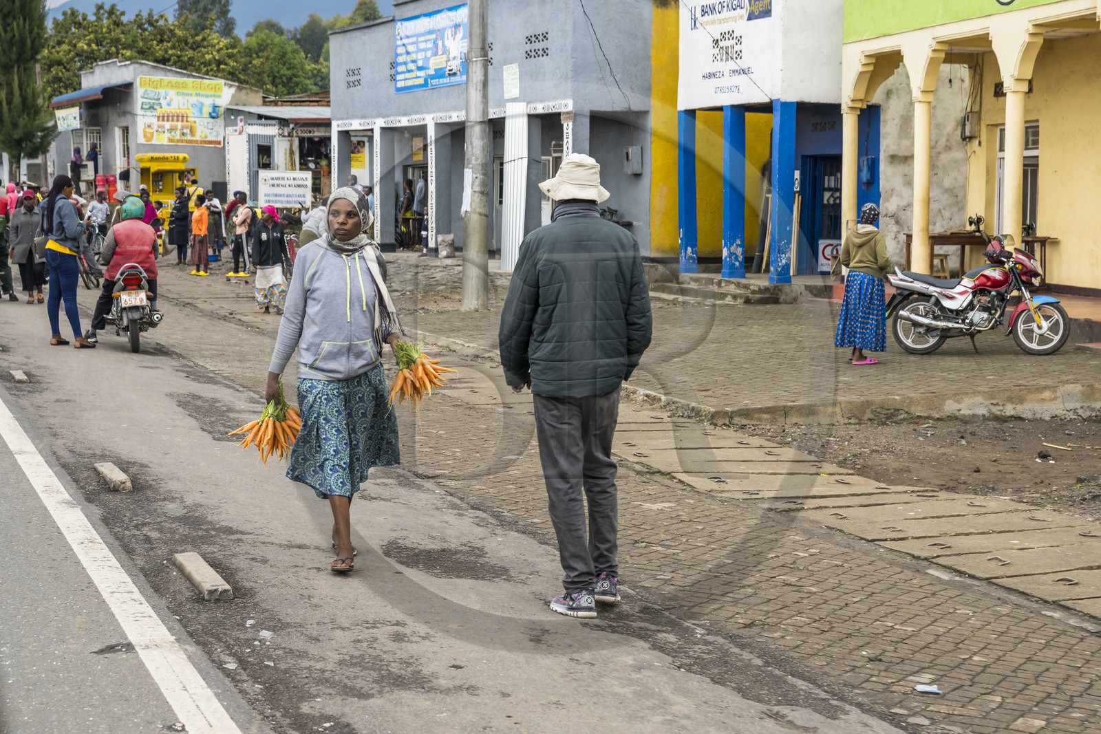 Rwanda, Province du Nord, District de Musanze (Ruhengeri), femme transportant des carottes au bord de la Route Nationale 4 qui va de Ruhengeri à Goma au Congo