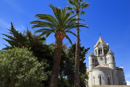 France, Alpes-Maritimes (06), Cannes, Iles de Lérins, Ile de Saint-Honorat, Abbaye de Lérins, l'église abbatiale et le monastère