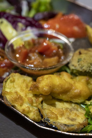 France, Alpes-Maritimes (06), Nice, restaurant Lou Balico spécialisé dans le basilic, l'assiette niçoise du Balico avec ses beignets d'aubergine et petits farcis