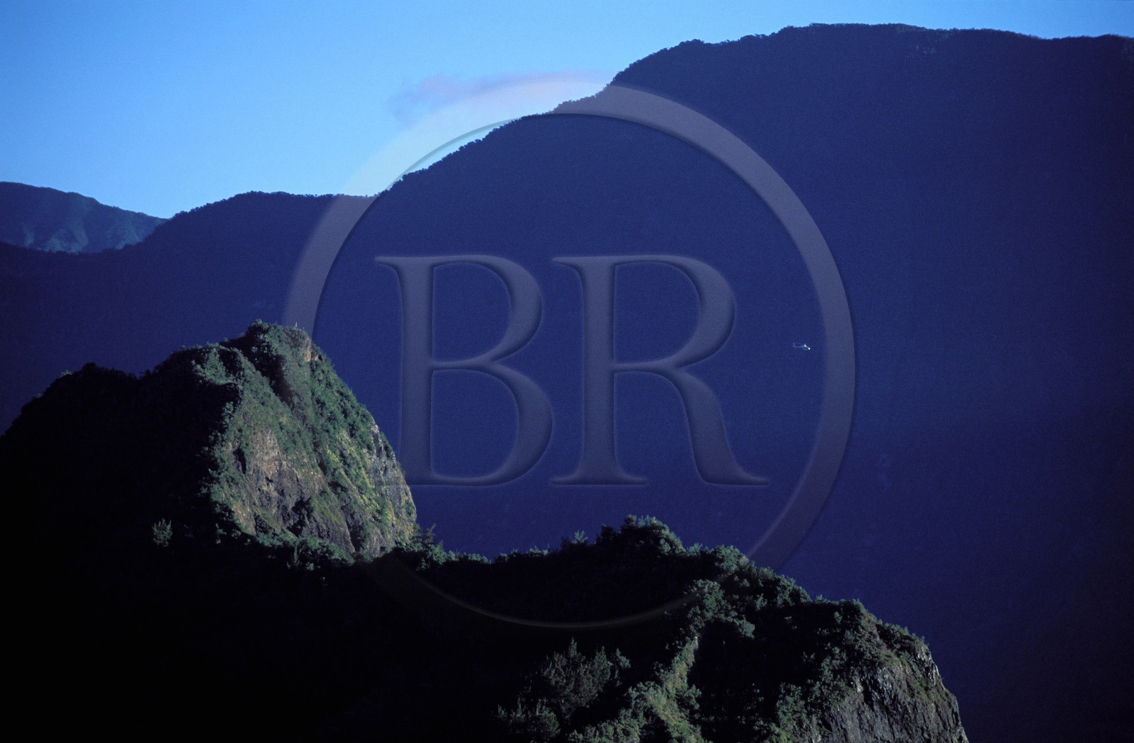 France, île de la Réunion, un hélicoptère survolant le cirque de Salazie, classé Patrimoine Mondial de l'UNESCO