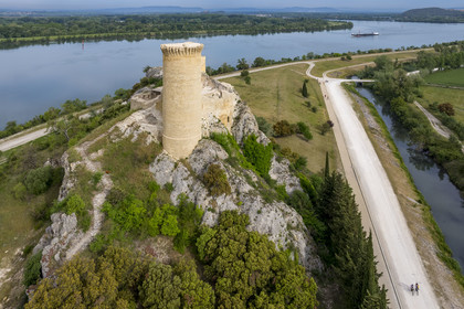 France, Vaucluse (84), Châteauneuf-du-Pape, le chateau de L'Hers (Xe siècle) sur les bords du Rhone domine la véloroute Via Rhona (vue aérienne)