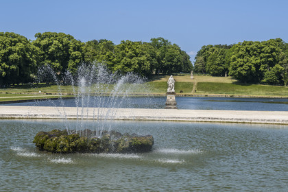 France, Oise (60), Chantilly, le chateau de Chantilly, bassins des parterres
