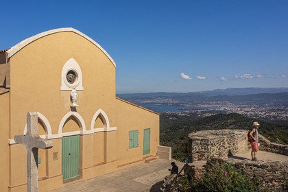 France, Var (83), Six-Fours-les-Plages, randonnée dans le massif du Cap Sicié, la chapelle Notre-Dame-de-Bonne-Garde dite Notre-Dame du Mai (vue aérienne)