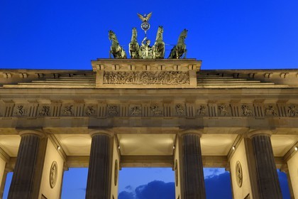 Allemagne, Berlin, Porte de Brandebourg sur l'avenue Under den Linden