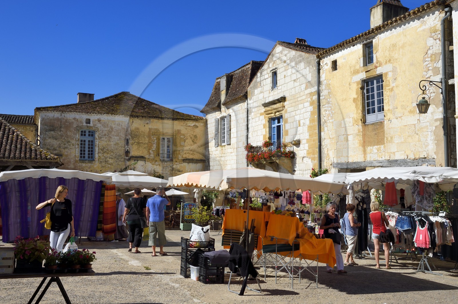 France, Dordogne (24), Périgord Pourpre, Monpazier, labellisé Les Plus Beaux Villages de France, jour de marché sur la place des Cornières au coeur du village