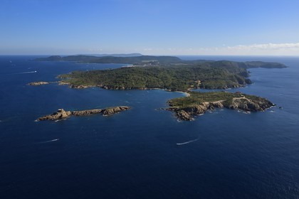 France, Var (83), Iles d'Hyères, parc national de Port Cros, Ile de Porquerolles, le Fort du Petit Langoustier à gauche et le Fort du Grand Langoustier à droite au premier plan (vue aérienne)