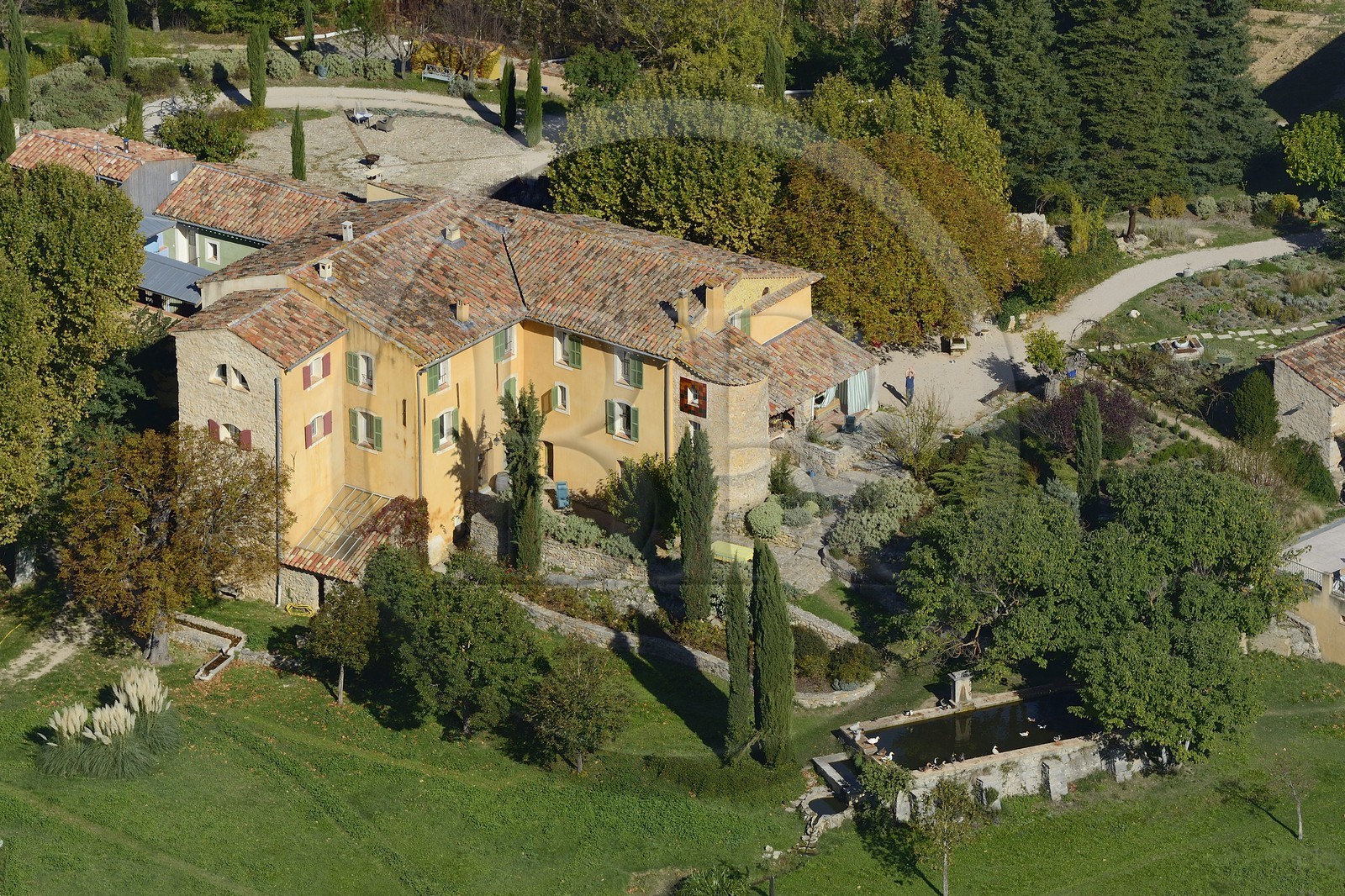 France, Var (83), Provence Verte, Bras, vers Saint-Maximin-la-Sainte-Baume, la maison d'hotes Le Peyrourier - une campagne en Provence (vue aérienne)
