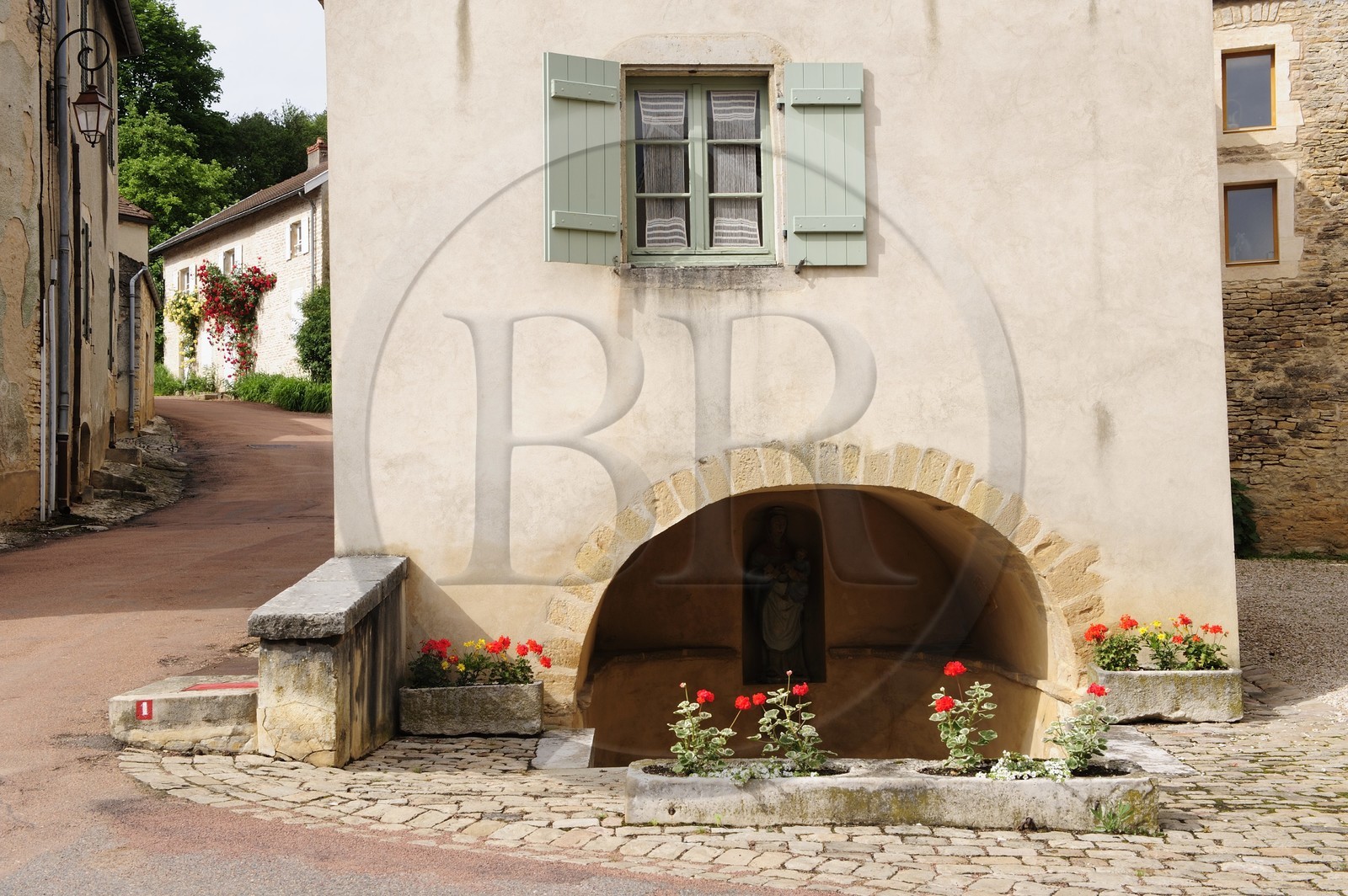 France, Côte d'Or (21), Pernand-Vergeles, source à la vierge dans le village