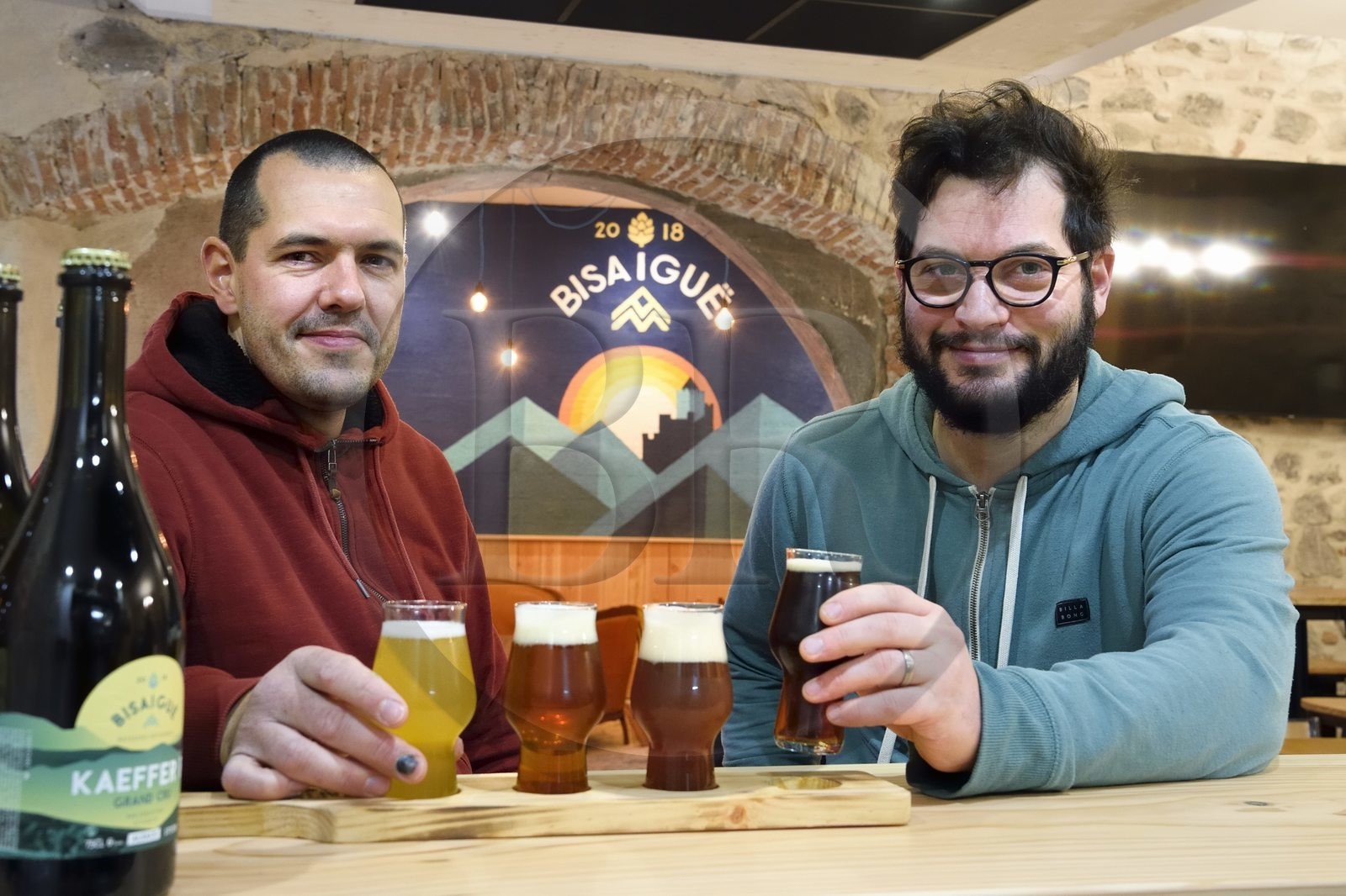 France, Haut-Rhin (68), Kaysersberg, Brasserie Bisaigue, le brasseur artisanal Thibaut Ancel (à droite) propose des proposant des bières non filtrées et non pasteurisées