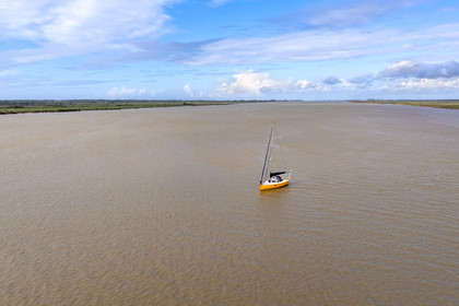 France, Loire-Atlantique (44), Cordemais, voilier remontant la Loire depuis l'estuaire (vue aérienne)