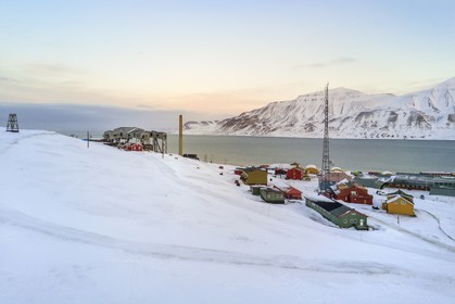 Norvège, Svalbard, Spitzberg, Longyearbyen, Taubanesentralen à gauche, batiment central abandonné du téléphérique utilisé pour le transport des chariots de charbon des mines vers le port (vue aérienne)