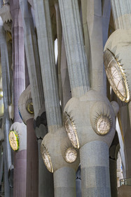 Espagne, Catalogne, Barcelone, quartier de l'Eixample, basilique de la Sagrada Familia de l'architecte du modernisme catalan Antoni Gaudi classée Patrimoine Mondial de l'UNESCO, au dessus du noeud, les colonnes du vaisseau central (nef) se subdivisent en branches tel un arbre