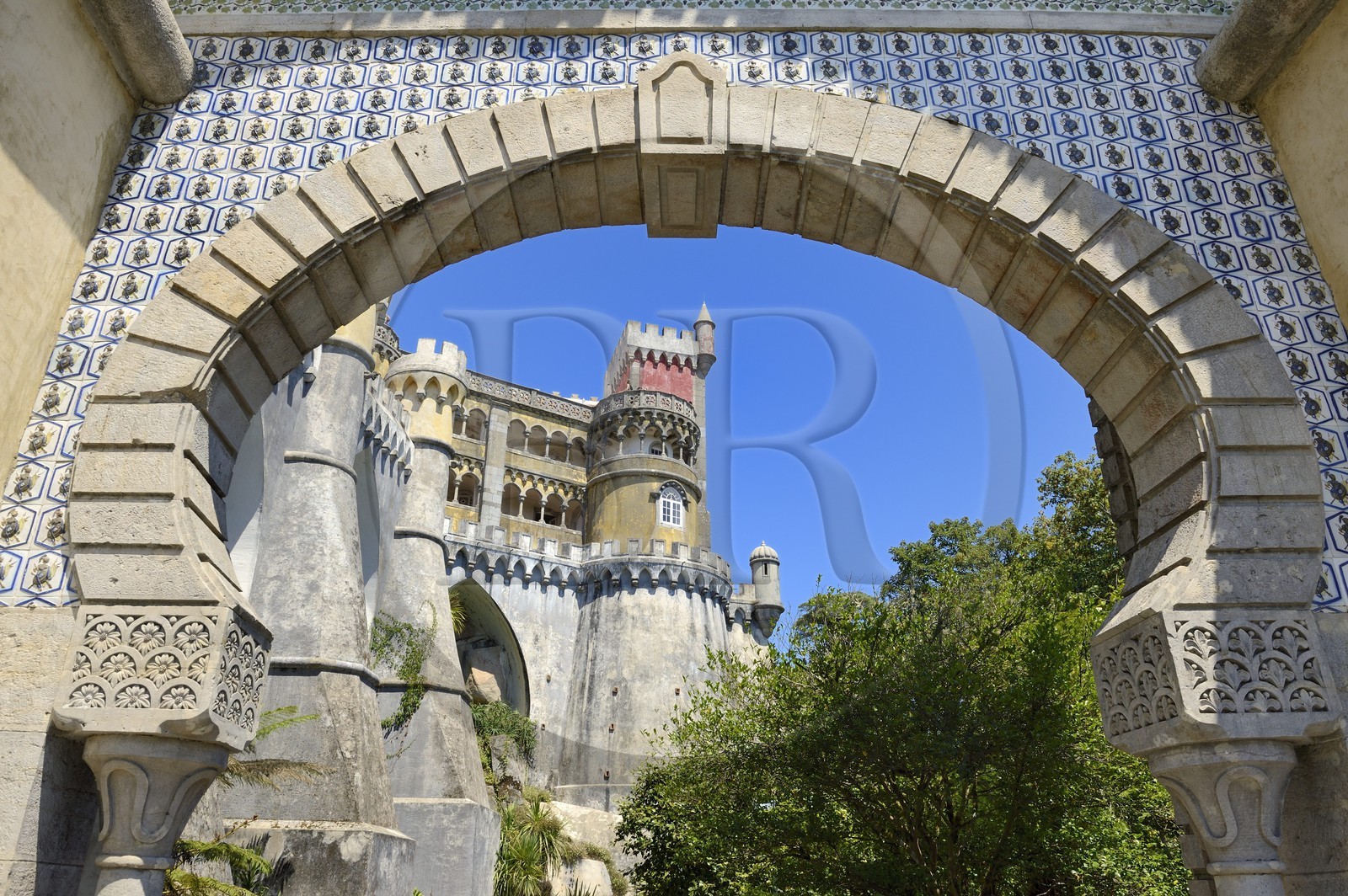 Portugal, région de Lisbonne, Sintra, classée Patrimoine Mondial de l'UNESCO, le Palais national de Pena (Palacio Nacional da Pena), porte de style mauresque