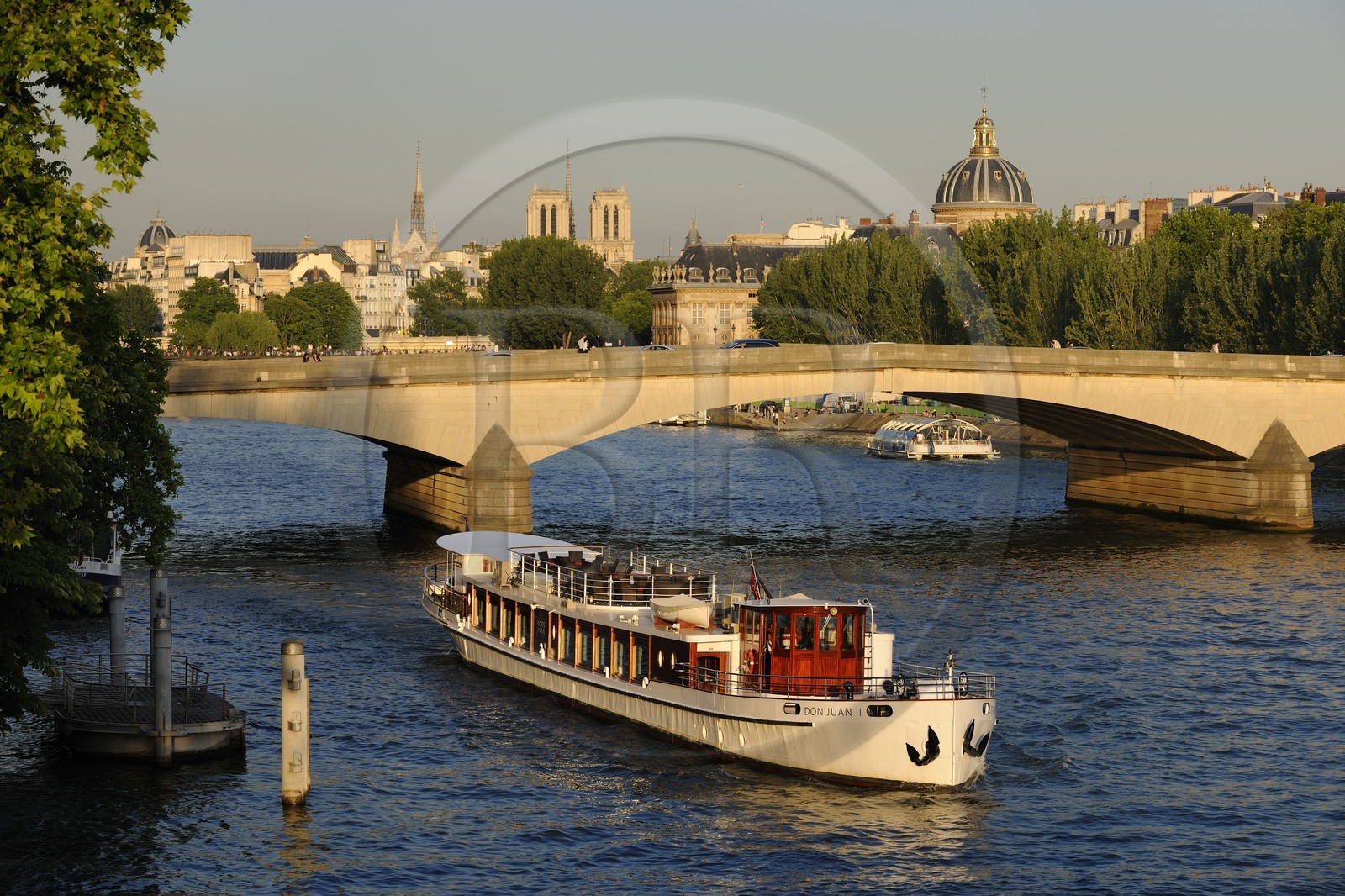 France, Paris (75), les rives de la Seine classées Patrimoine Mondiale de l'UNESCO, bateau devant le Pont du Carroussel, Notre-Dame et l'Institut de France