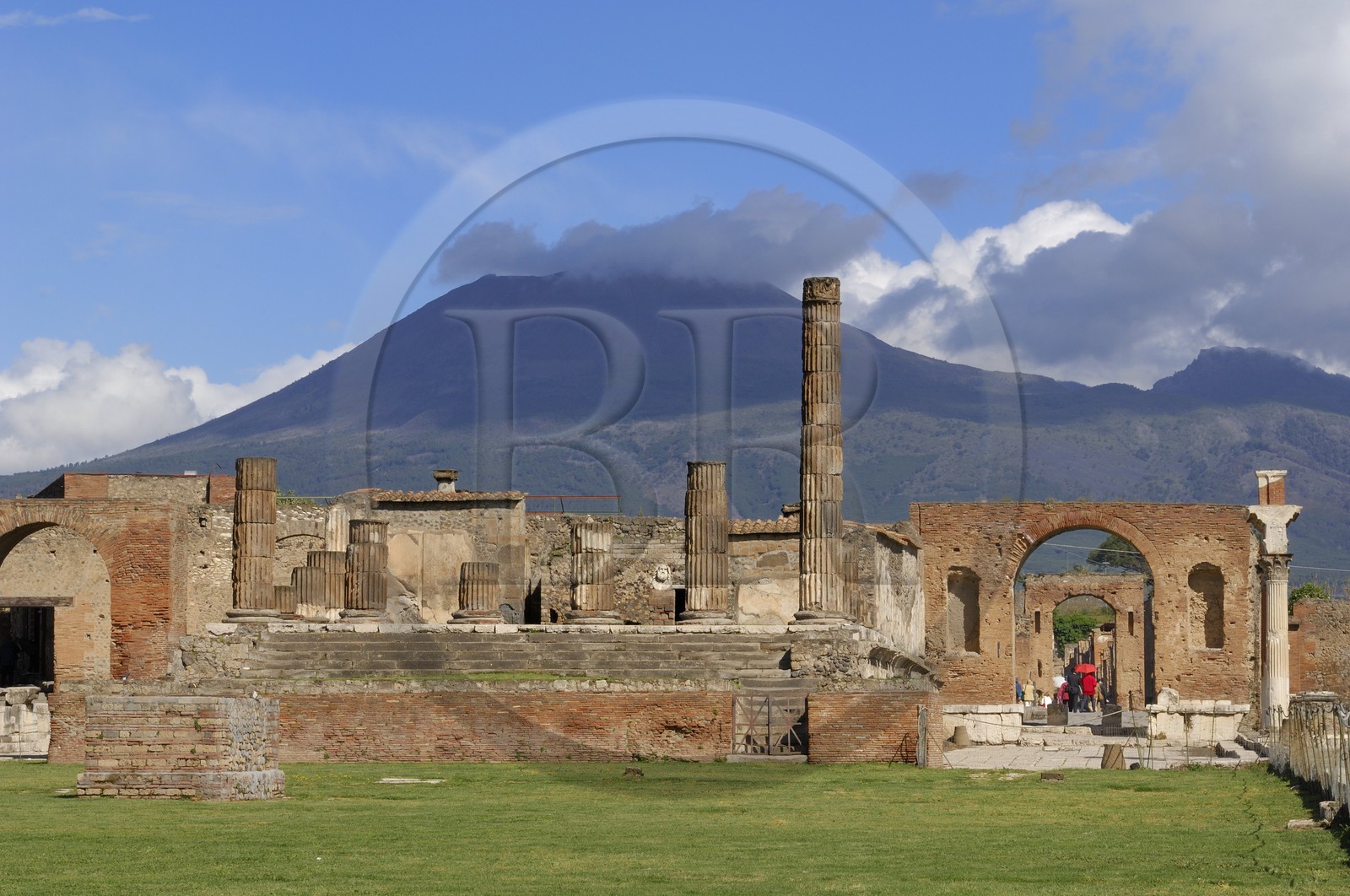 Italie, Campanie, Pompei, site archéologique classé Patrimoine Mondial de l'UNESCO, le Forum avec le temple de Jupiter et le Vésuve en arrière-plan