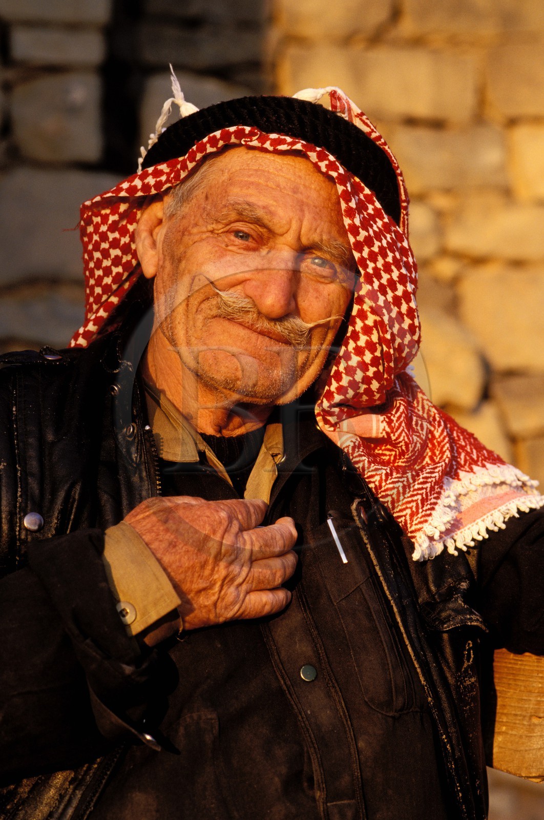 Jordanie, bédouin à l' entrée de la forteresse D'Azraq