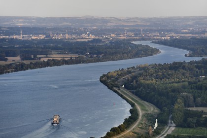 France, Loire (42), péniche sur le Rhône entre le département de l'Isère et le département de la Loire