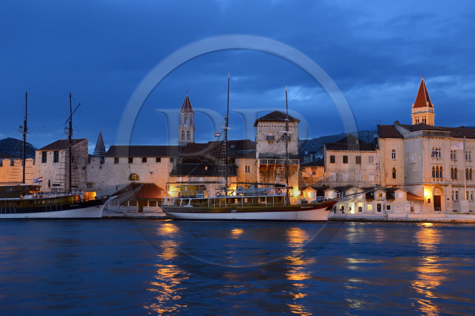 Croatie, Dalmatie, côte dalmate, Trogir, centre historique classé Patrimoine Mondial de l'UNESCO, Couvent bénédictin St Nicolas dont on apercoit le clocher au centre et la Cathédrale Saint Laurent de Trogir à droite