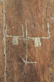 France, Alpes-Maritimes (06), parc national du Mercantour, Vallée des Merveilles parsemée de milliers de gravures rupestres de l'Age de bronze, dalles de schiste jaune des chiappes, figure corniforme représentant probablement un attelage de bœufs et son araire