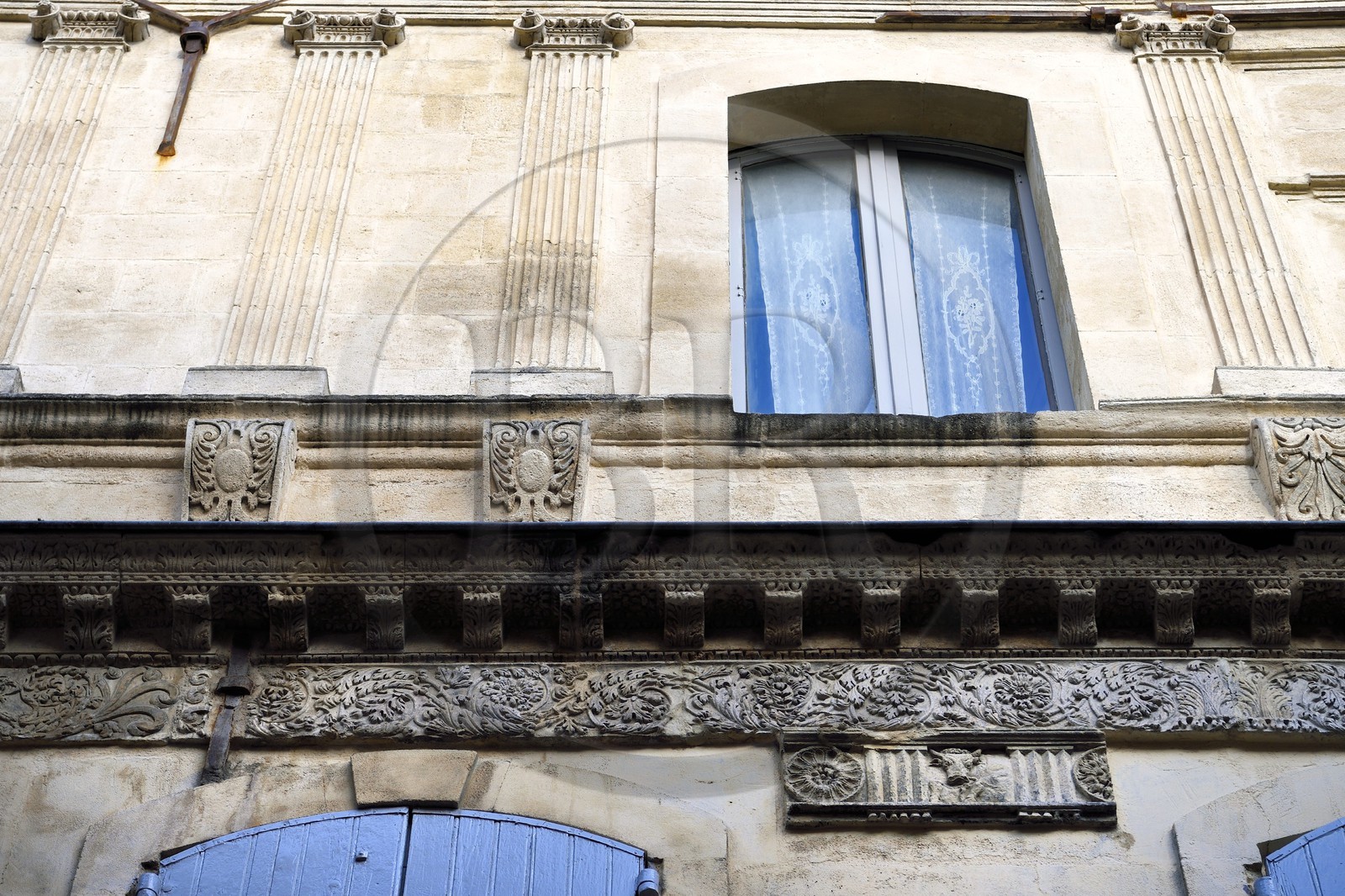 France, Bouches du Rhone, Arles, the hotel de Donine (mansion), a double sculpted frieze recalls the exterior decor of the enclosure of the neighboring Roman theater