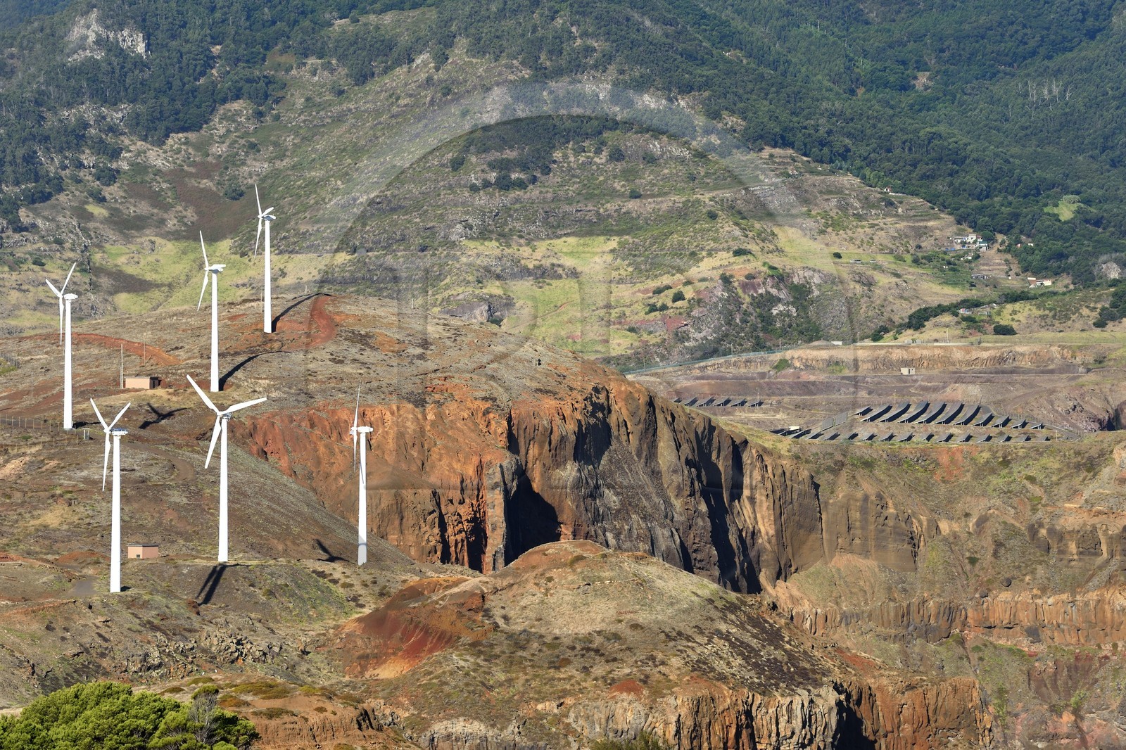 Portugal, Ile de Madère, parc d'éoliennes de la Ponta de Sao Lourenço (pointe Saint Laurent) à l'extrême Est de l'ile, les falaises de la Ponta do Rosto