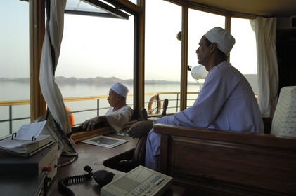 Egypte, Haute Egypte, Nubie, Lac Nasser, croisière sur le lac à bord du bateau Qasr Ibrim, la cabine de pilotage et le capitaine