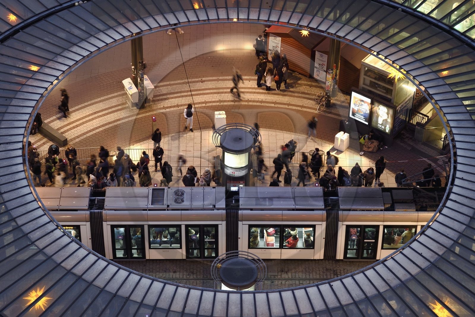 France, Bas-Rhin (67), Strasbourg, vieille ville classée au Patrimoine Mondial de l’UNESCO, station de la place de l'Homme de Fer traversée par les trams